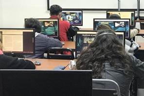 Una persona con una computadora

Descripción generada automáticamente con confianza media