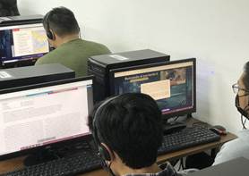 Niño en frente de una computadora

Descripción generada automáticamente con confianza media