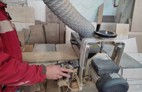 Una persona en una silla

Descripción generada automáticamente con confianza baja