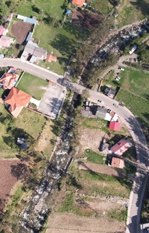 Imagen que contiene exterior, pasto, montaña, edificio

Descripción generada automáticamente