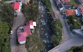 Vista aérea de una casa

Descripción generada automáticamente con confianza media