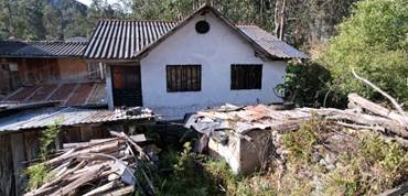 Casa de madera en una roca

Descripción generada automáticamente con confianza baja