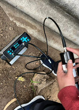 Un celular en la mano

Descripción generada automáticamente con confianza media