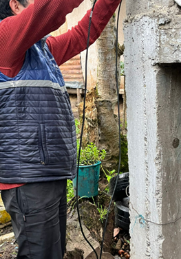 Una persona parado de frente en un área abierta

Descripción generada automáticamente con confianza media